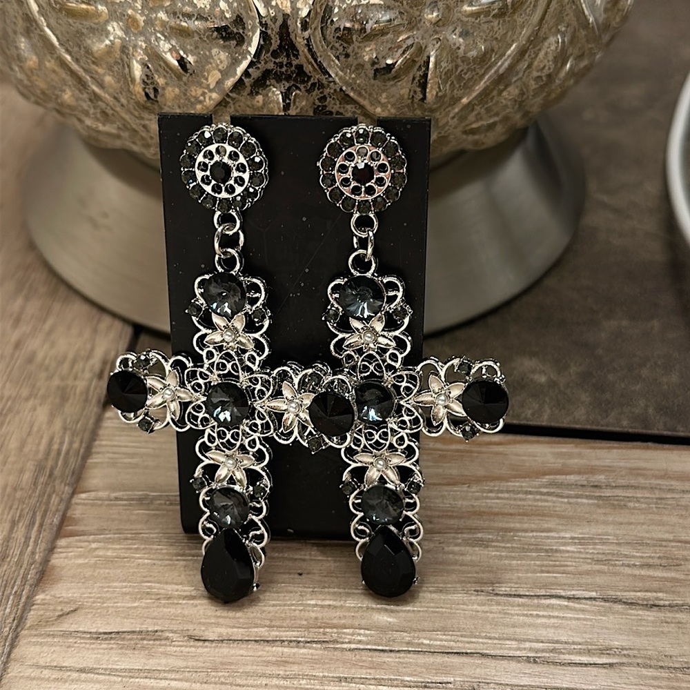 NWOT High End Silver Tone Earrings! Black Stones - Picture 1 of 1